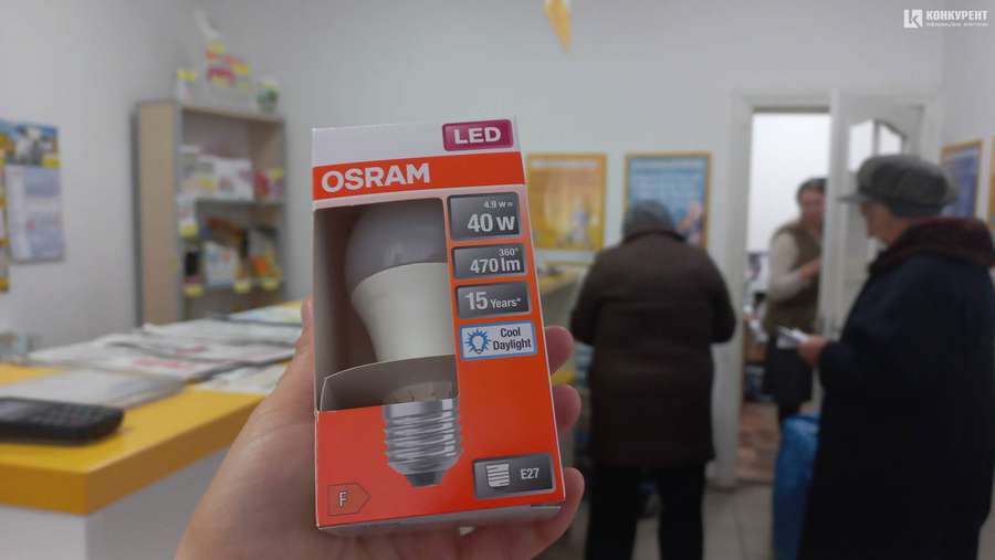 У Луцьку почали міняти лампочки: як це працює (фото)