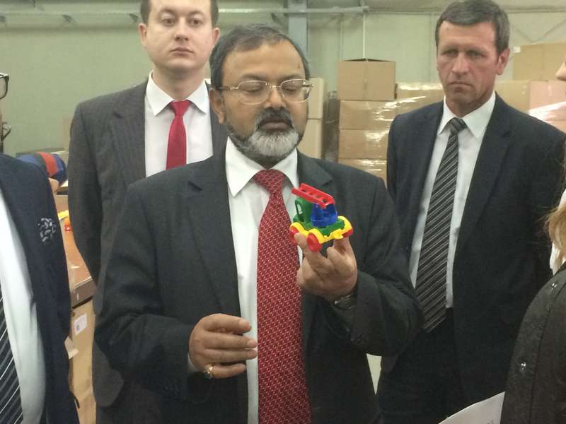 Індійський посол оцінив і «пощупав» волинські іграшки (фото)