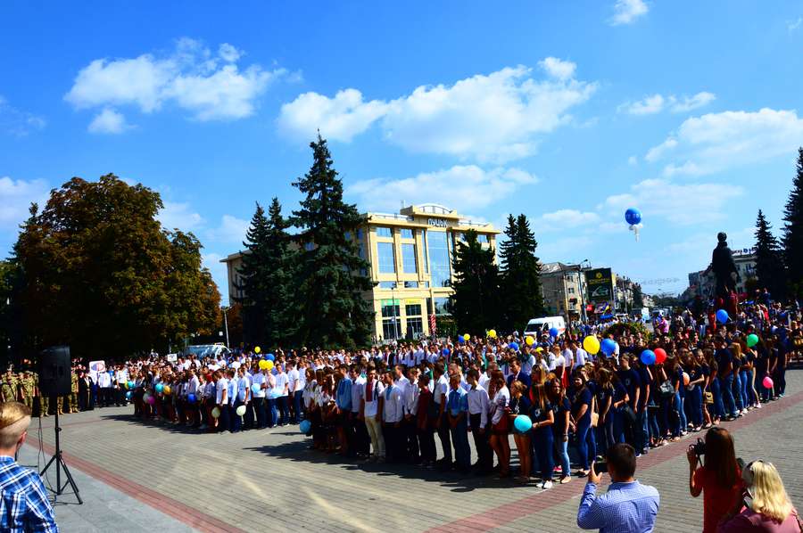 Першокурсники різних факультетів запустили жовто-блакитні кульки в небо...