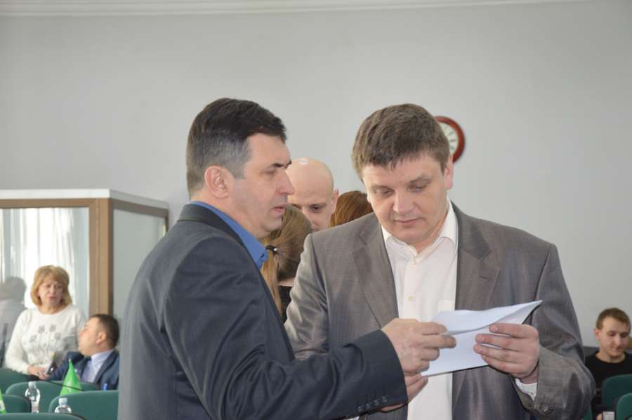«Радикал» Сергій Була показує лист депутату Віктору Ящуку