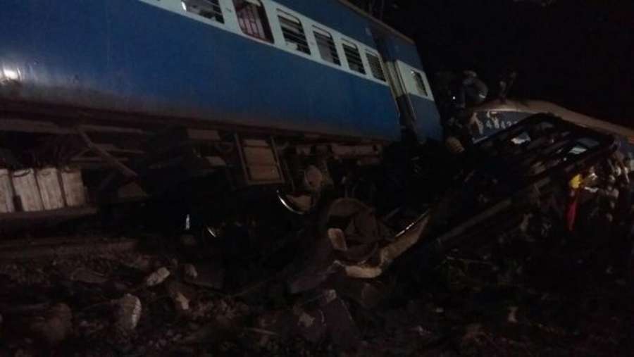 Кривава трагедія в Індії: зійшов з рейок потяг, більше 25 загиблих