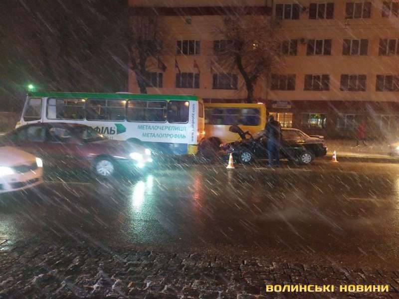 У Луцьку автомобіль врізався у маршрутку: пасажира госпіталізували (фото)