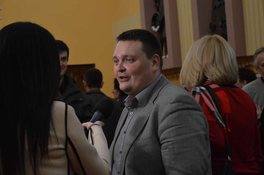 В організатора фестивалю Віктора Грисюка не було відбою від журналістів
