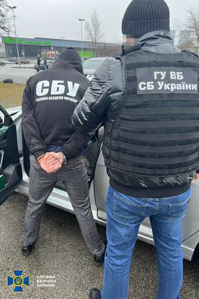 В Києві СБУшники затримали «СБУшників»,  які продавали паспорти москалям (фото)