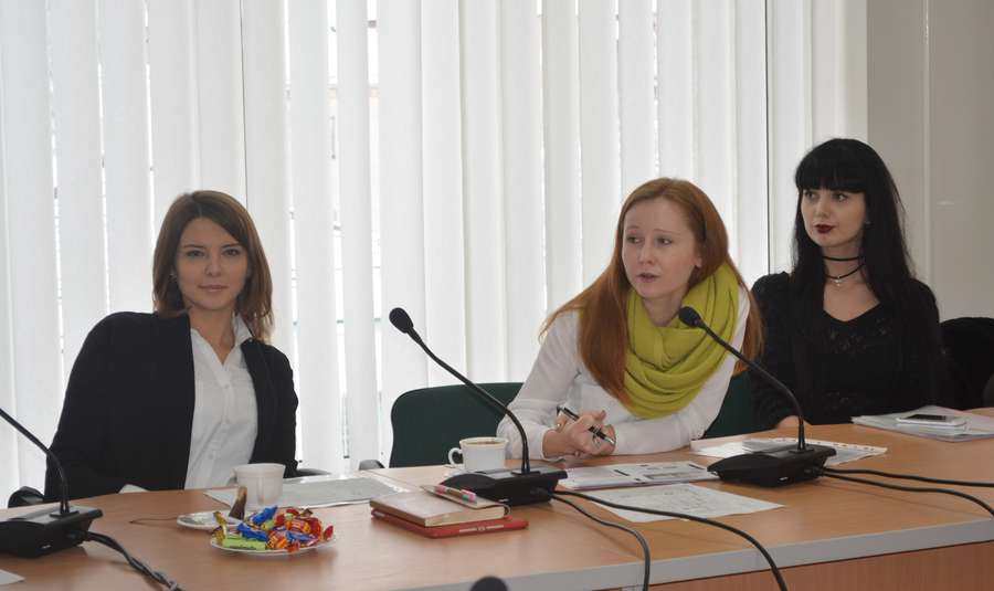 Ліворуч - проректор з науково-педагогічної роботи, євроінтеграції та роботи зі студентами СНУ Анна Данильчук