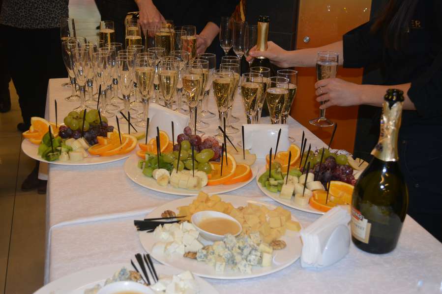 Перед початком показу гостей пригощали фруктами та шампанським)