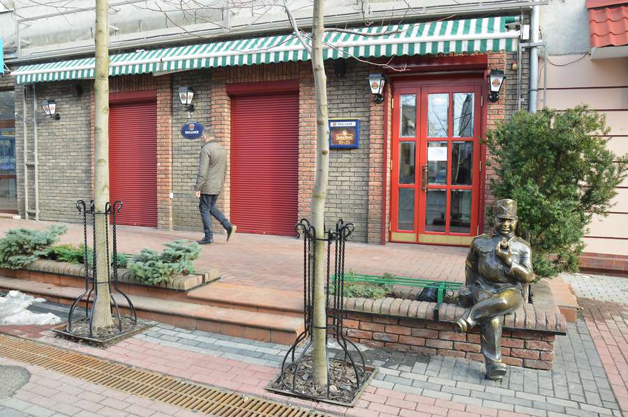 Перед входом в ресторан знаходиться  скульптура веселого солдата Швейка, який покурює люльку