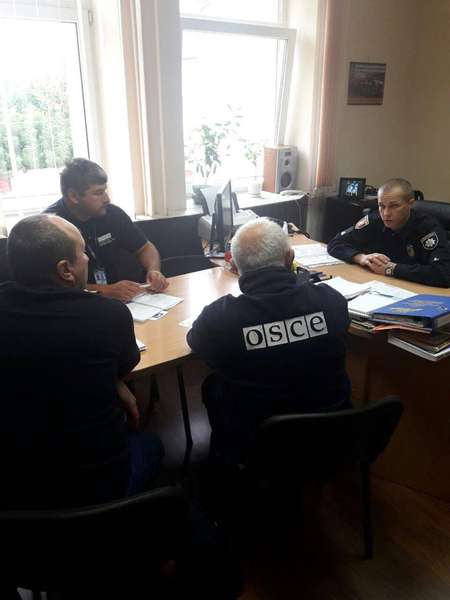 Спостерігачі ОБСЄ відвідали Управління патрульної поліції Луцька (фото)