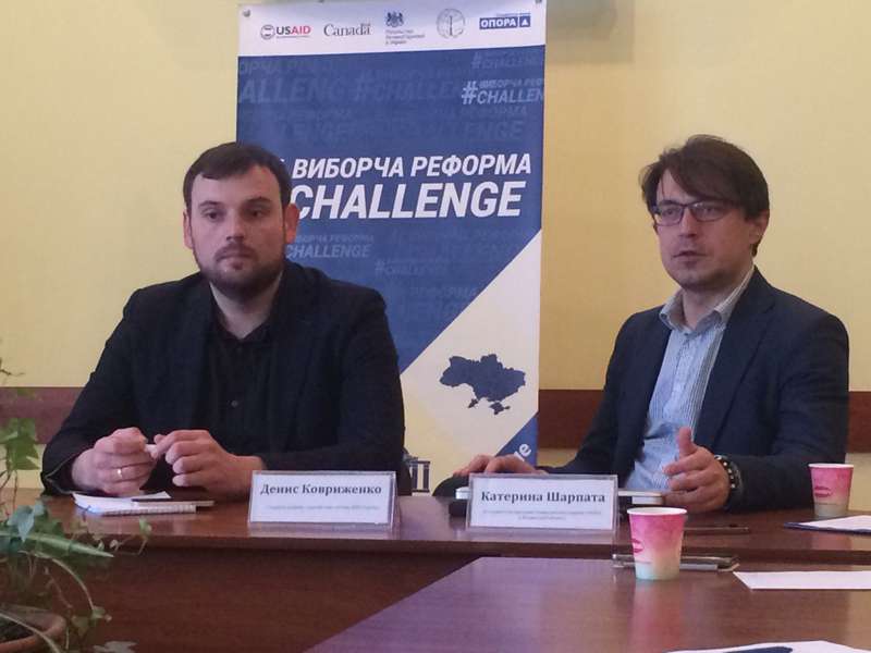 Олександр Клюжев (Громадянська мережа ОПОРА) та Денис Ковриженко (міжнародна фундація виборчих систем IFES)