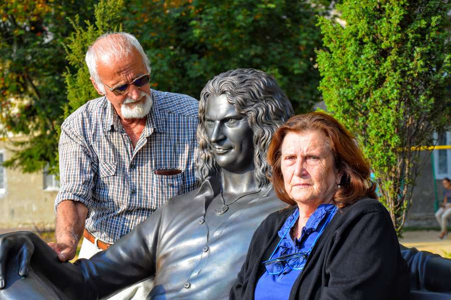 Батьки Кузьми Скрябіна поряд з пам'ятником їхньому синові у Луцьку. 1 жовтня 2016 року.