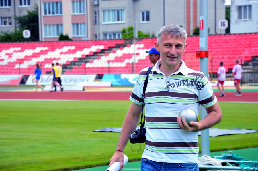 Зауважимо, що Юрій  Конкевич  керує найуспішнішою прес-службою Федерації легкої атлетики України><span class=