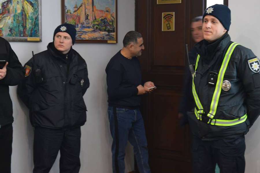 У Луцькраді – поліція: депутати досі скандалять (фото, відео) 