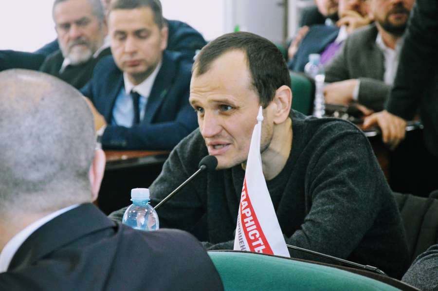 Артем Запотоцький, втомившись від чвар, «вкинув» пропозицію голосувати руками