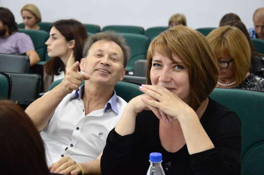 Сергій Леонтьєв сидить поряд із журналісткою Оленою Лівіцькою, п'є каву та про щось розмовляє із майстринею «пера»