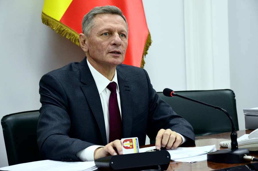 Луцький міський голова Микола Романюк слухає запитання від  депутатів