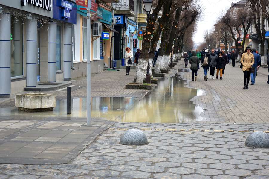 На вулиці Лесі Українки ліквідовують прорив водопроводу (фото)