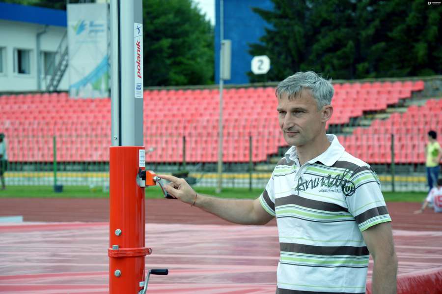 Юрій Конкевич відмірює висоту, яку підкорював Сергій Бубка><span class=