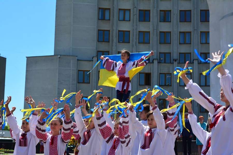 З танцями і співами: як святкували День Конституції під Волинською ОДА (фото)