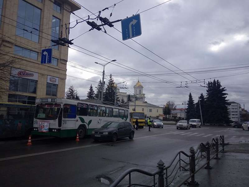 У центрі Луцька тролейбус протаранив дві маршрутки (фото) 