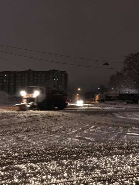 Луцькі дороги та тротуари від снігу чистять 24 машини 