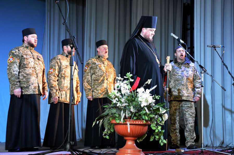 Єпископ Володимир-Волинський і Турійський Матфей із капеланами
