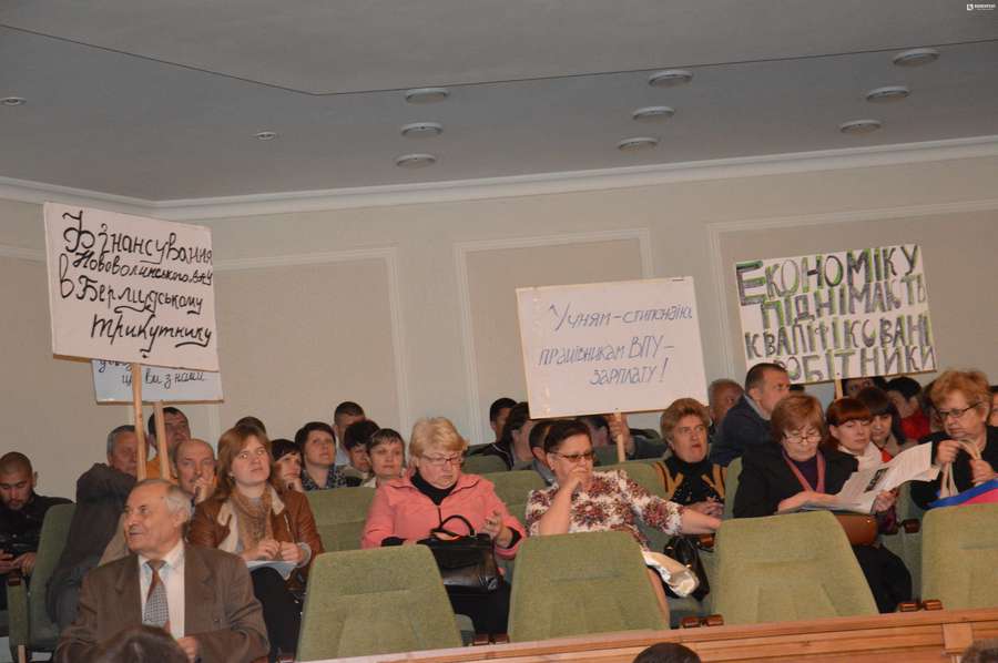 Освітяни Нововолинська протестують у сесійній залі Волиньради