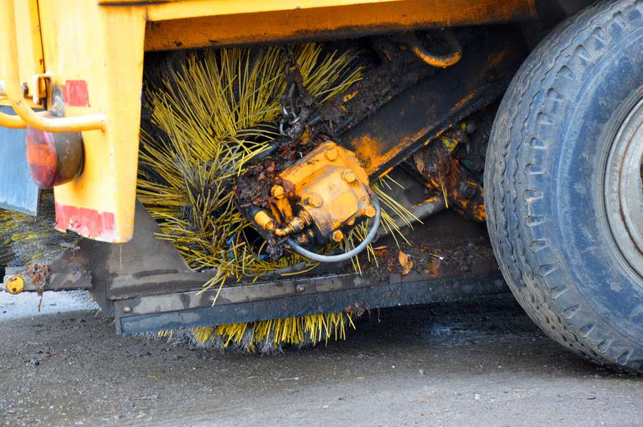 Чим вивозять луцьке сміття і чистять дороги: репортаж із «бази» комунальників (фото)