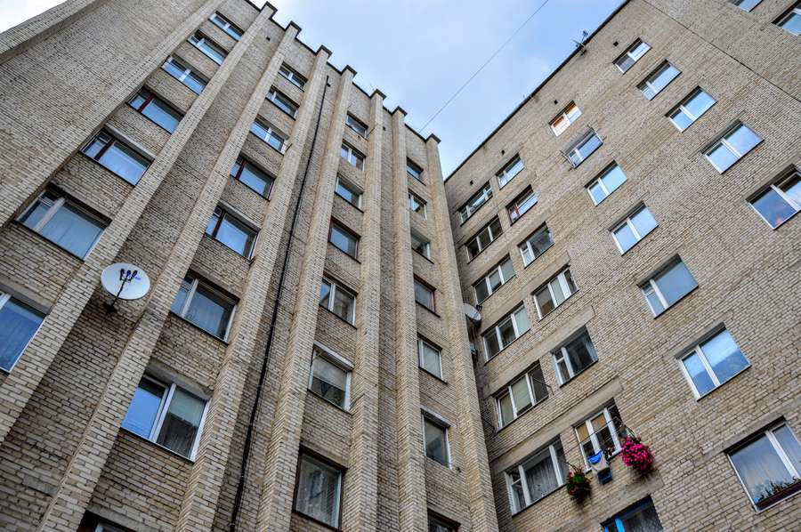 Будівля гуртожитку ПАТ «Електротермометрія», яку допомагає приватизувати депутат Луцькради Євгеній Ткачук