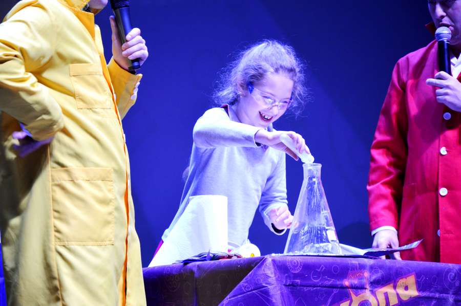 «Факелмен», кульки та рідкий азот: у «Промені» показали наукові чудеса (фото)