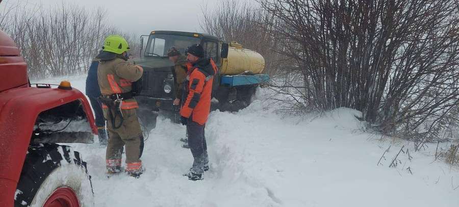 Снігова пастка: на Волині застрягли 14 авто (фото)