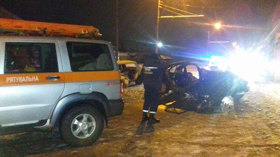 Смертельна аварія біля Луцька: зіткнулися «BMW» і «ВАЗ» (фото) 