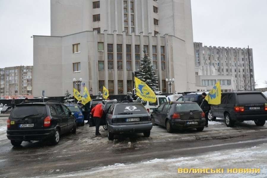 У Луцьку автопротест власників машин на єврореєстрації (фото)