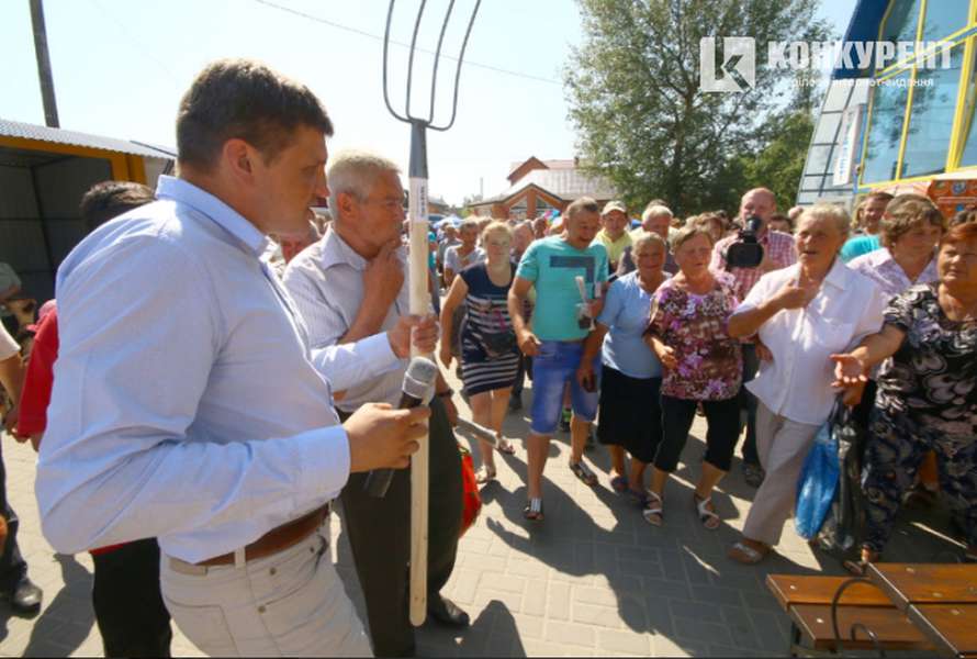 Кандидат Сергій Була у «Камінь-Каширському» районі роздає «антикорупційні» вила