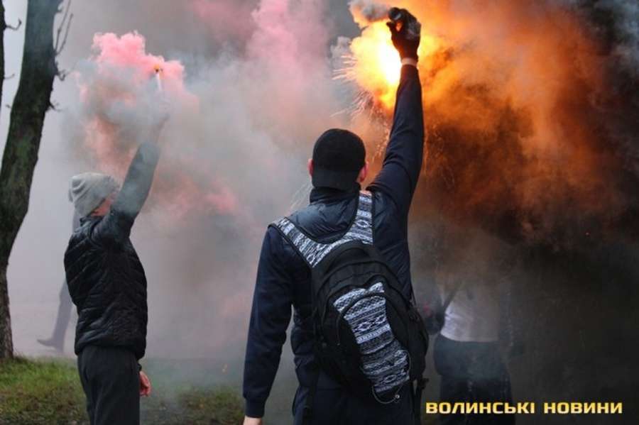 Галас і піротехніка: у Луцьку маршем пройшлися фанати ФК «Волинь» (фото)