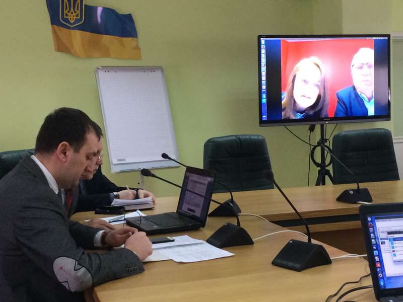 На Skype-зв'язку - керівник групи консультантів SWEKO Гуннар Барк та представник цієї компанії Юлія Косулько