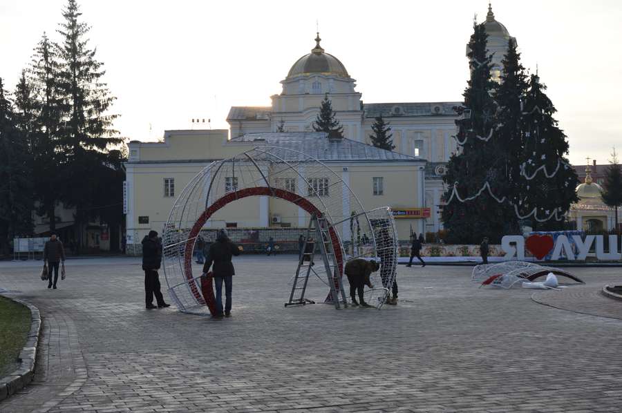У центрі Луцька монтують величезну новорічну кулю (фото)