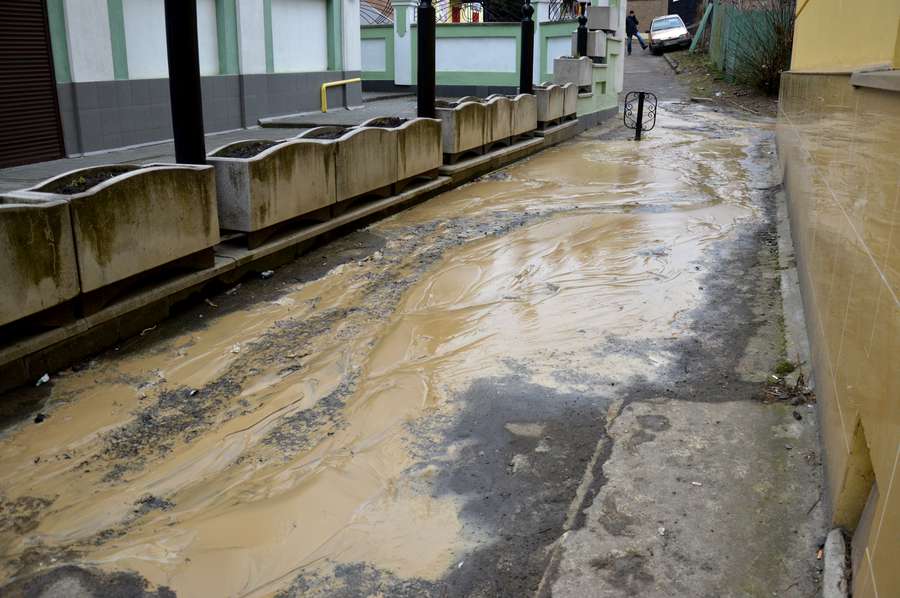 На вулиці Лесі Українки ліквідовують прорив водопроводу (фото)