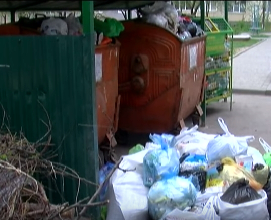 Лучани нарікають на несвоєчасне вивезення сміття (відео)