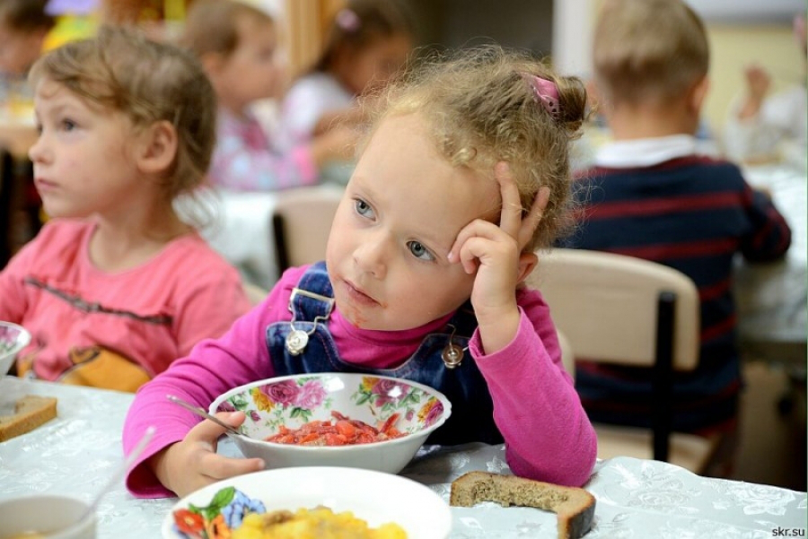 Мало м'яса, фруктів і овочів: лучани скаражаться на меню у школах 