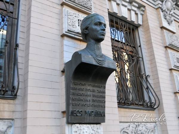 З фасаду музею у Києві вкрали унікальне погруддя Лесі Українки (фото) 