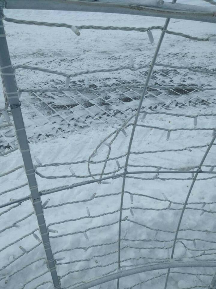У центрі Луцька знову пошкодили новорічну кулю (фото)