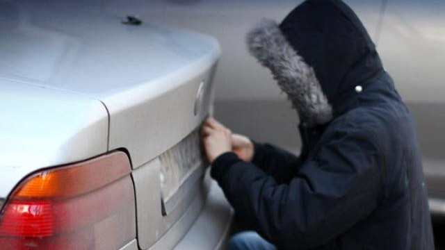 У Луцьку зловмисники покрали номерні знаки з автівок