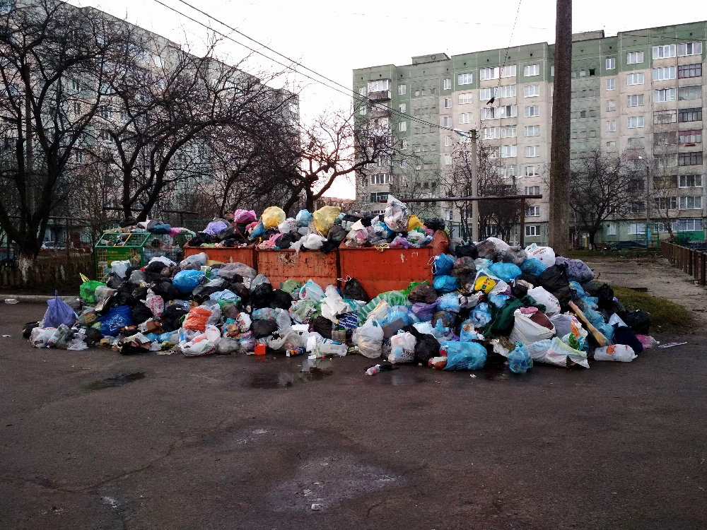 Комунальники розповіли, коли в Луцьку вивезуть сміття (фото)