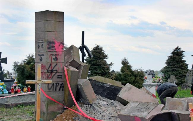 Польща назвала умову відновлення українських пам'ятників 