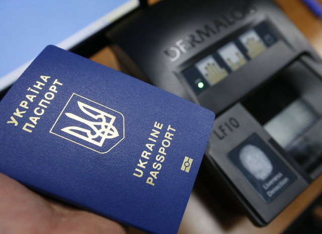 Влада обіцяє вирішити проблему із закордонними паспортами