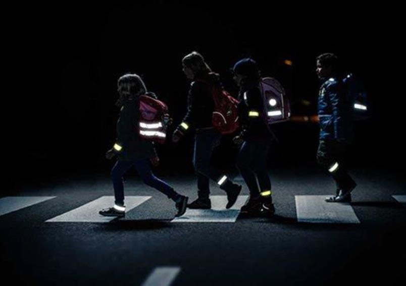 Українських дітей можуть змусити носити світловідбивачі на одязі