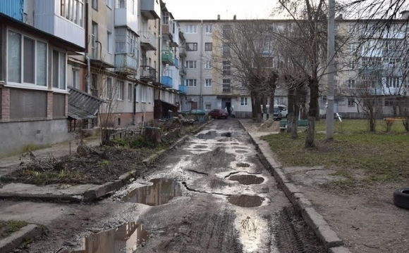 У «бездепутатських» округах Луцька ремонтують значно менше дворів