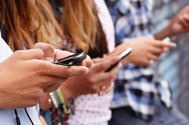 Як смартфони впливають на життя підлітків: дослідження 
