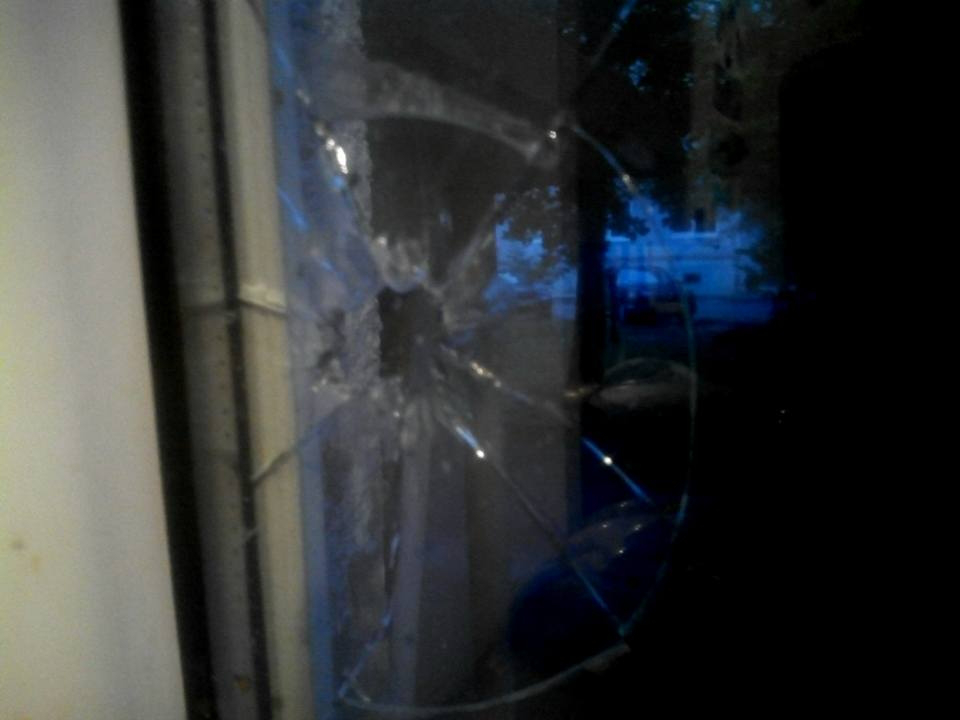 У Луцьку розбили вікно в квартирі журналістів 