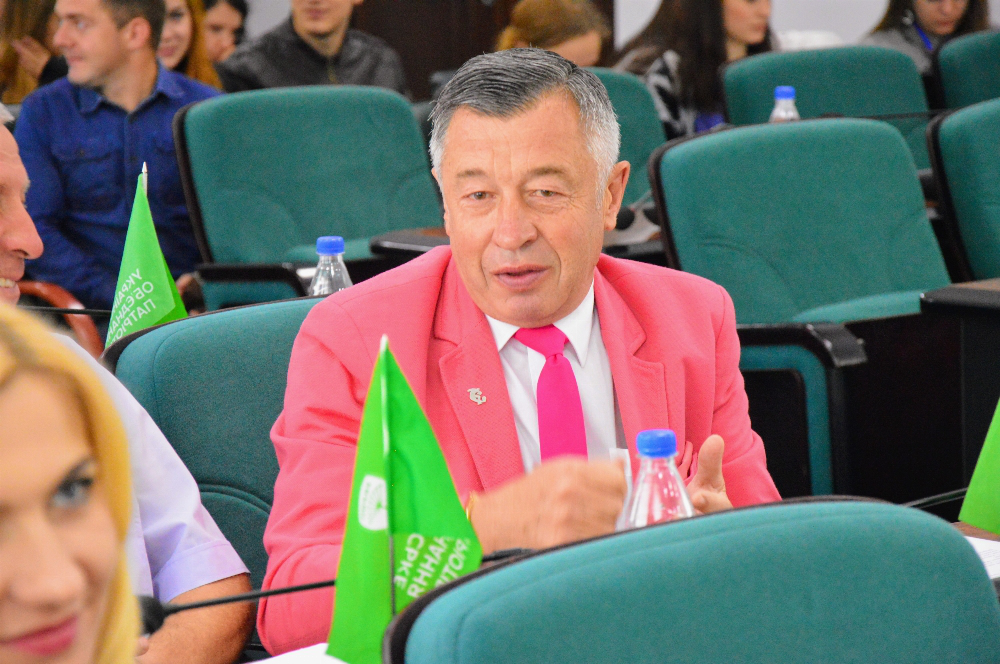 «Рожевий» депутат в зеленій кімнаті: фоторепортаж із сесії Луцькради